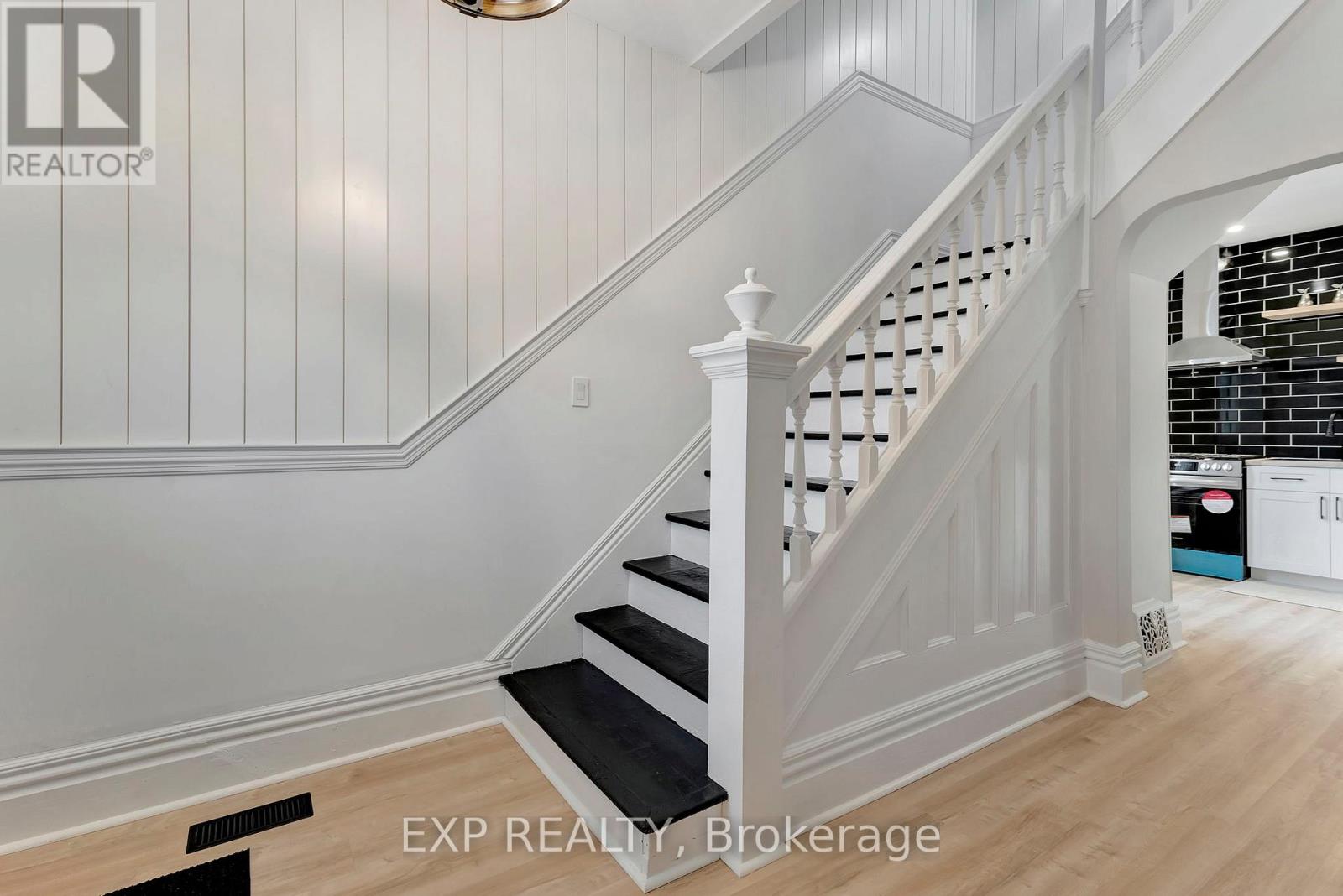 Detached at 142 SANFORD AVENUE N, Hamilton