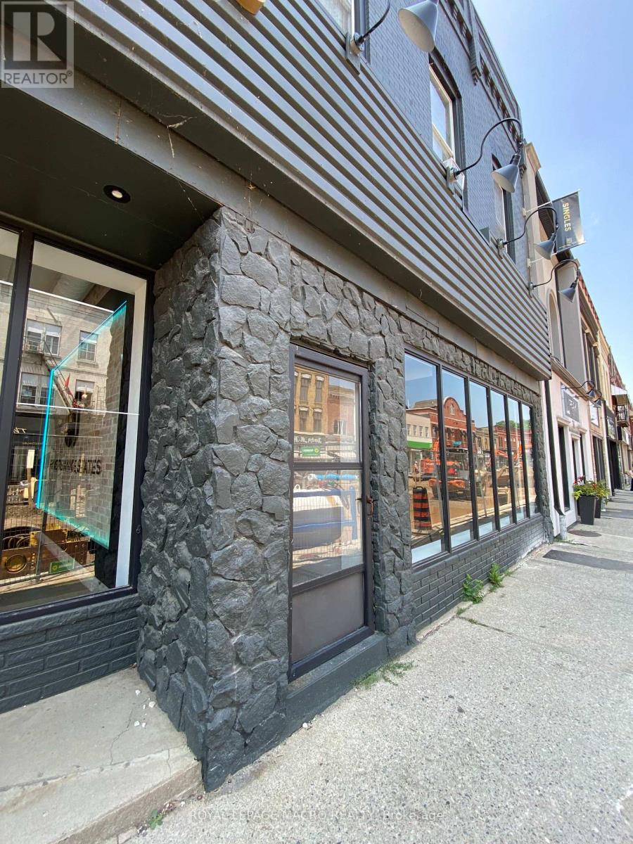 Townhouse at UNIT C - 32 GRAND RIVER STREET N, Brant (Paris)