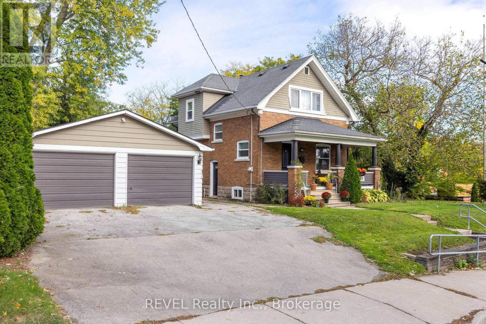 Detached at 10 CANAL STREET, St. Catharines (Port Dalhousie)