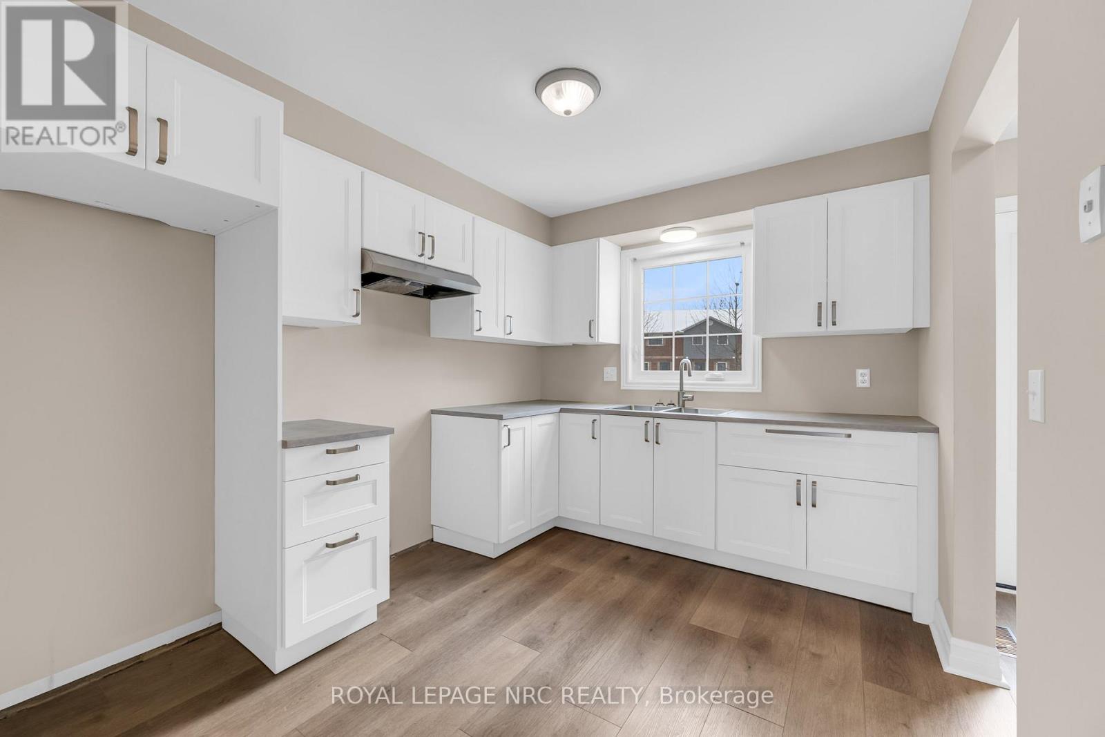 Townhouse at 20 - 110 SILVAN DRIVE, Welland