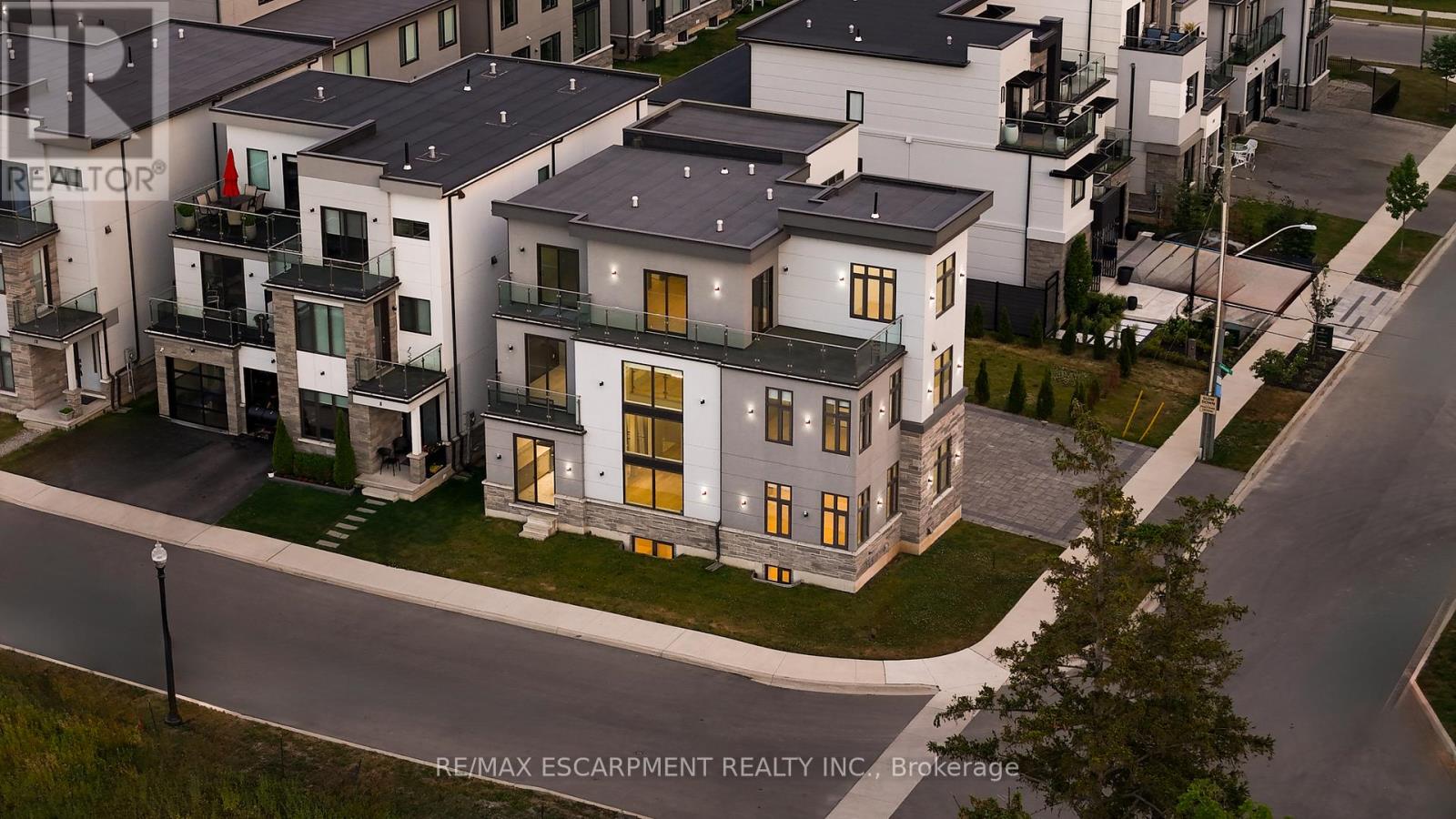 Detached at 4 SUNROW GATE, Hamilton (Stoney Creek)