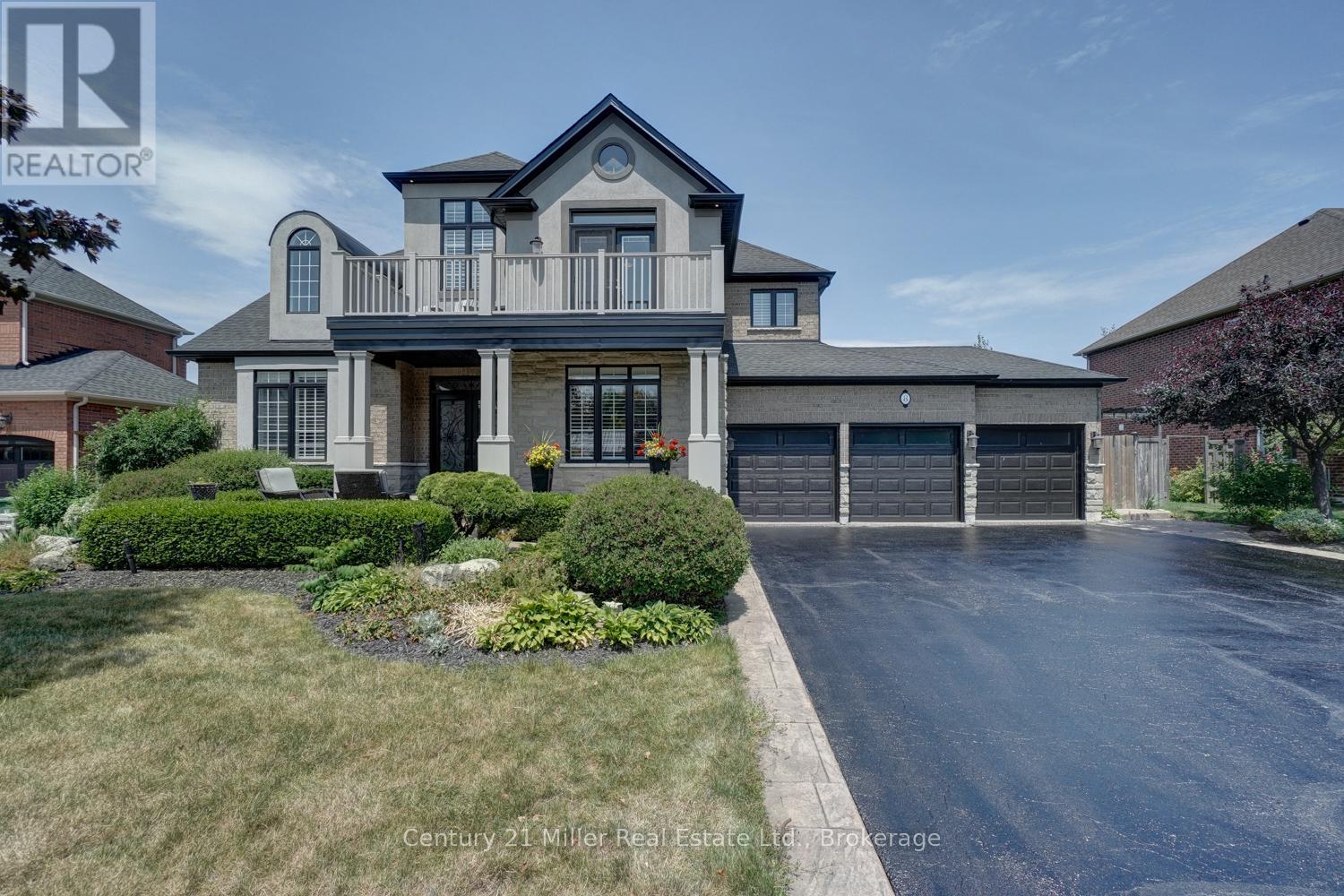Detached at 8 WATERCLIFF PLACE, Hamilton (Winona Park)