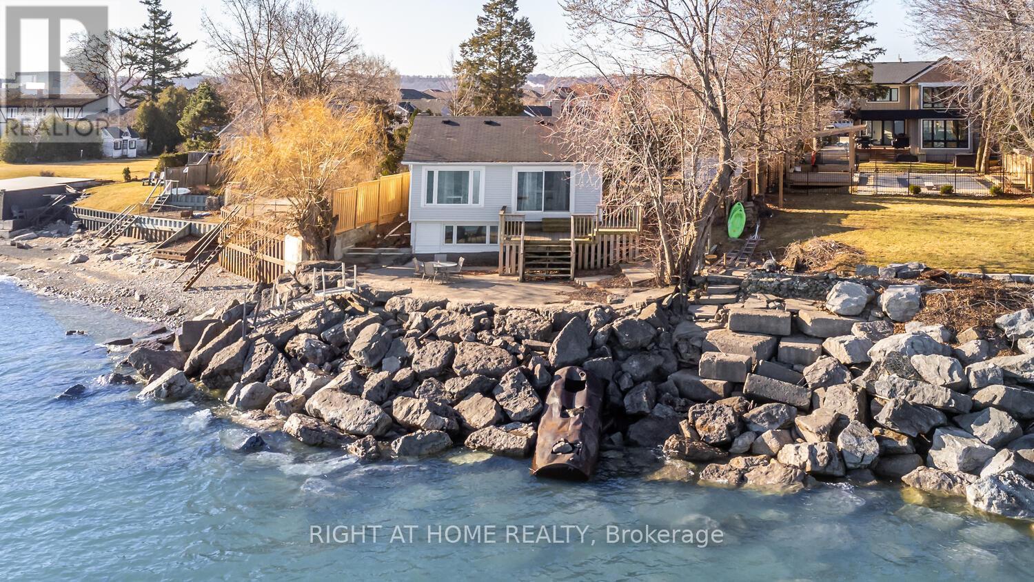 Detached at 18 1/2 LAKESHORE DRIVE, Hamilton (Stoney Creek)