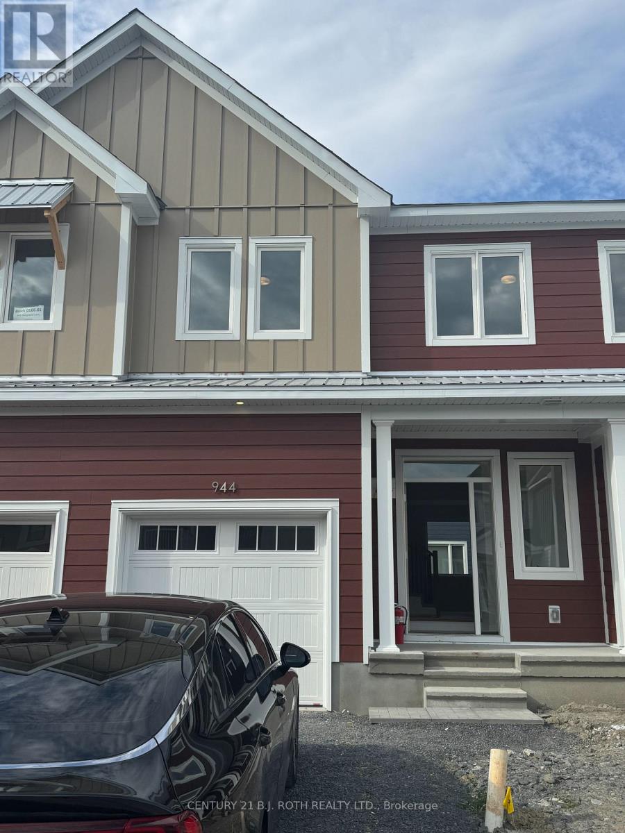 Townhouse at 944 SEAGRAVE LANE, Ottawa