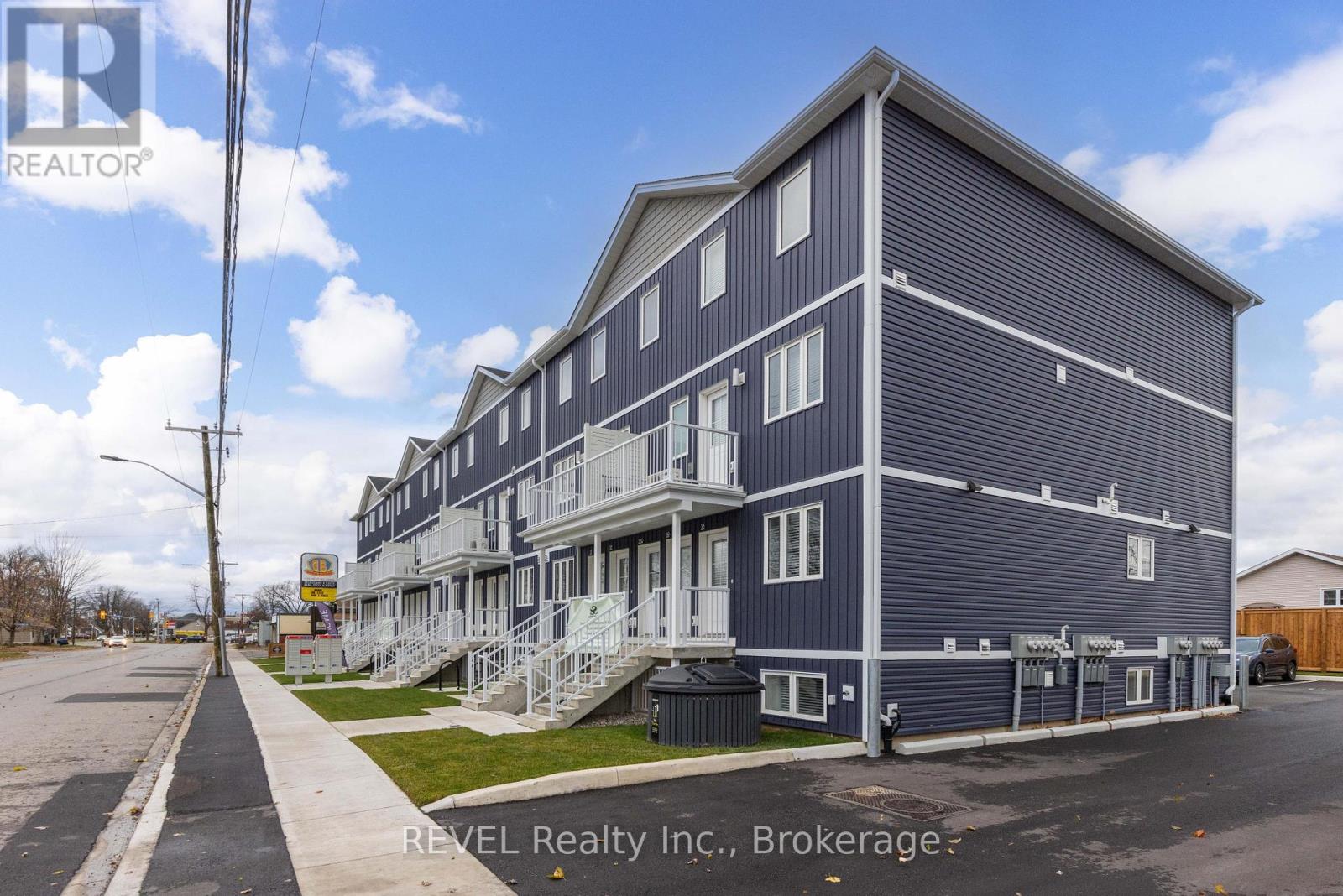 Townhouse at 13 - 35 SOUTHWORTH STREET N, Welland (Lincoln/Crowland)