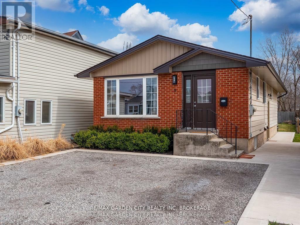 Detached at 9 CHURCHILL STREET, St. Catharines (Western Hill)