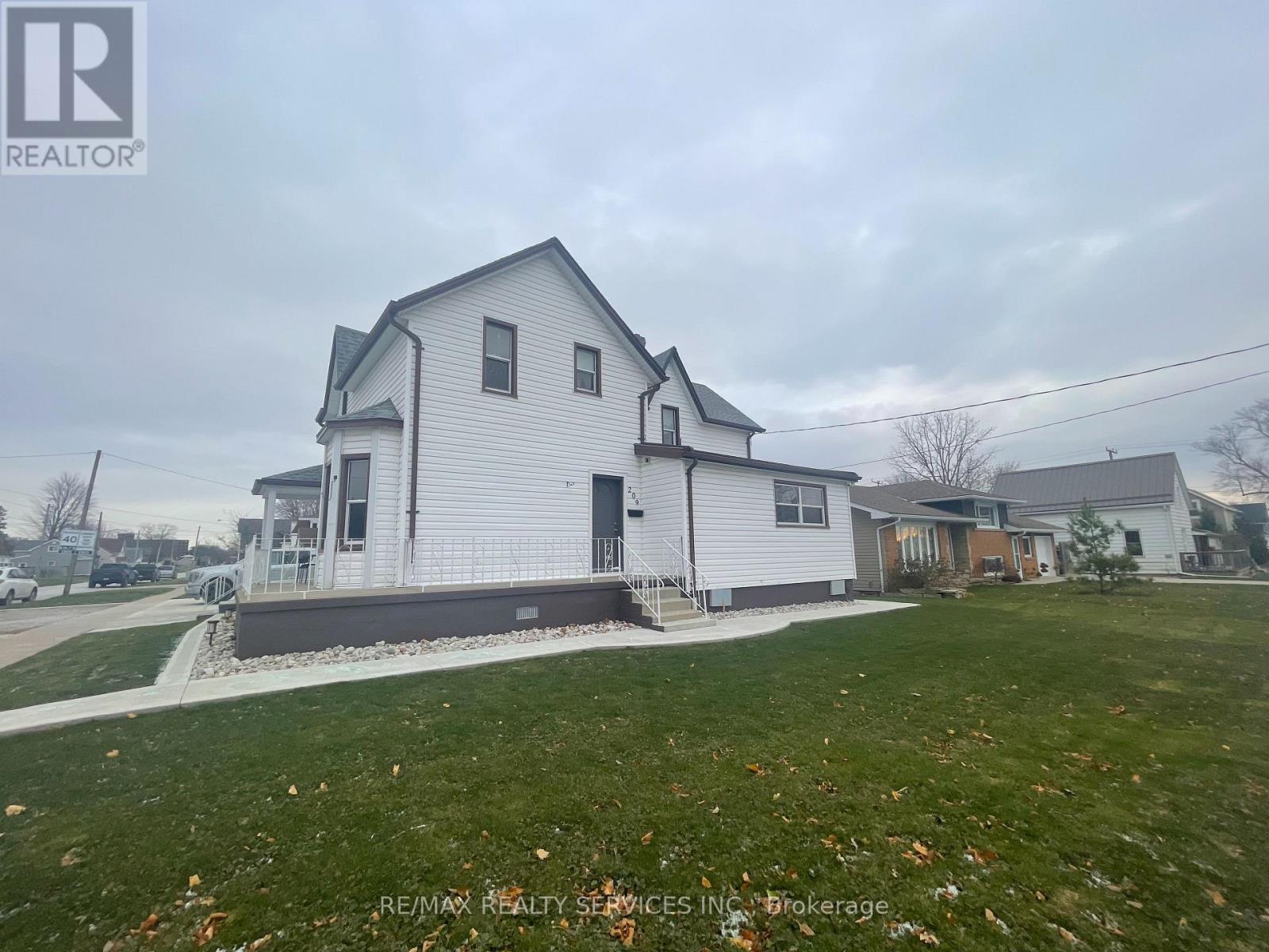 Multiplex at 209 MURRAY STREET, Chatham-Kent