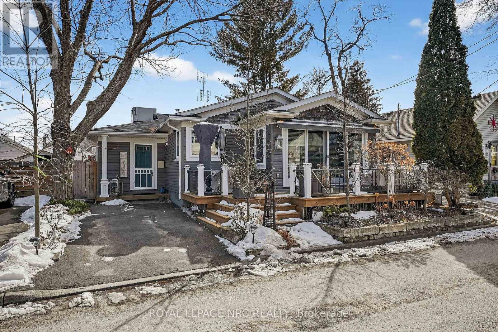 Detached at 11 PEEL STREET, St. Catharines (Port Dalhousie)