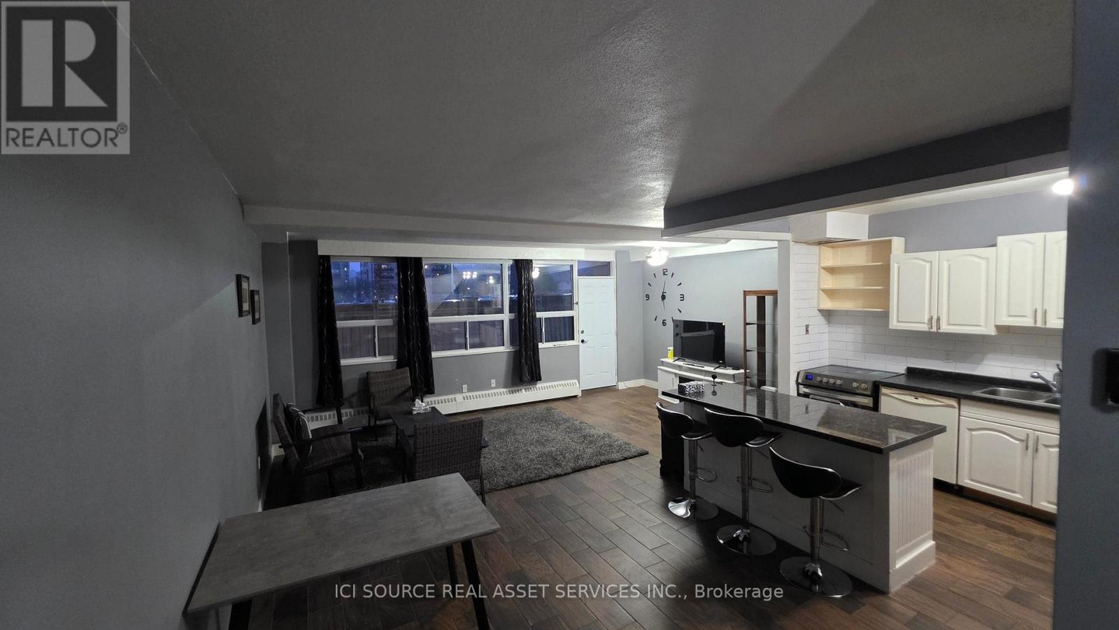 Townhouse at 21 - 15 NICKLAUS DRIVE, Hamilton (Vincent)