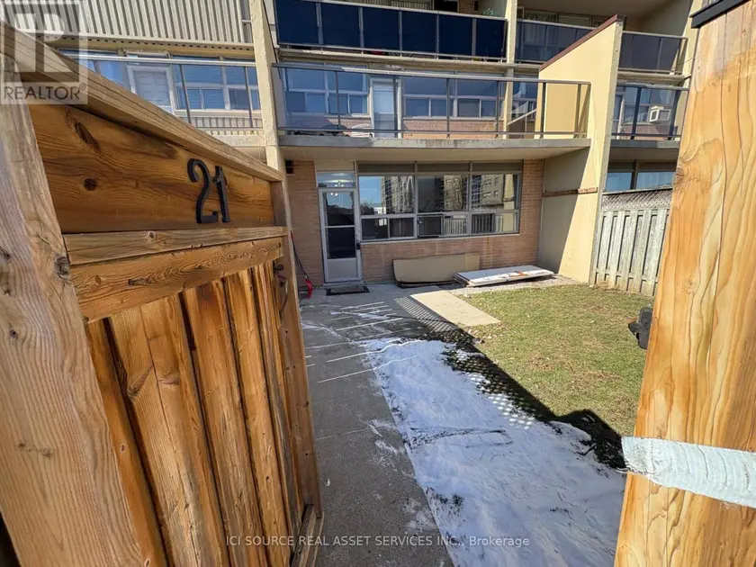Townhouse at 21 - 15 NICKLAUS DRIVE, Hamilton