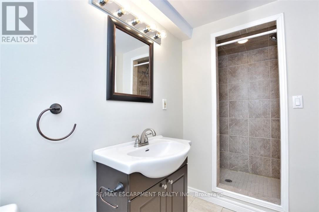 Detached at 2 - 25 ENDFIELD AVENUE, Hamilton