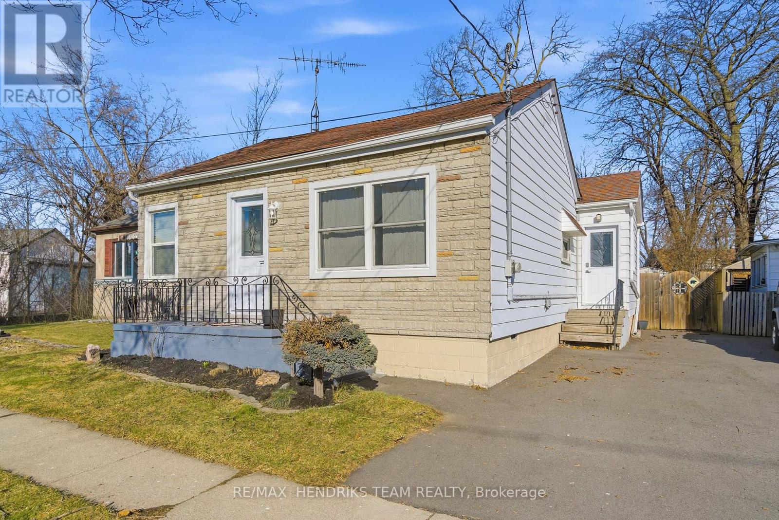 Detached at 7 ELMWOOD AVENUE, St. Catharines (E. Chester)