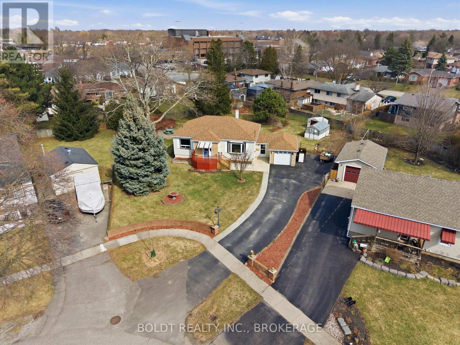 Detached at 16 GRAMMAR AVENUE, St. Catharines (Vine/Linwell)