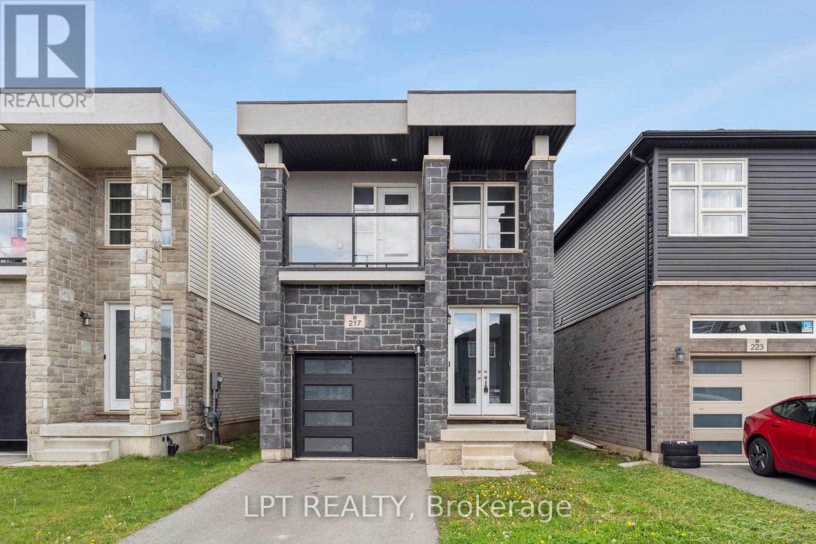 Detached at 217 LOUISE STREET, Welland (Lincoln/Crowland)
