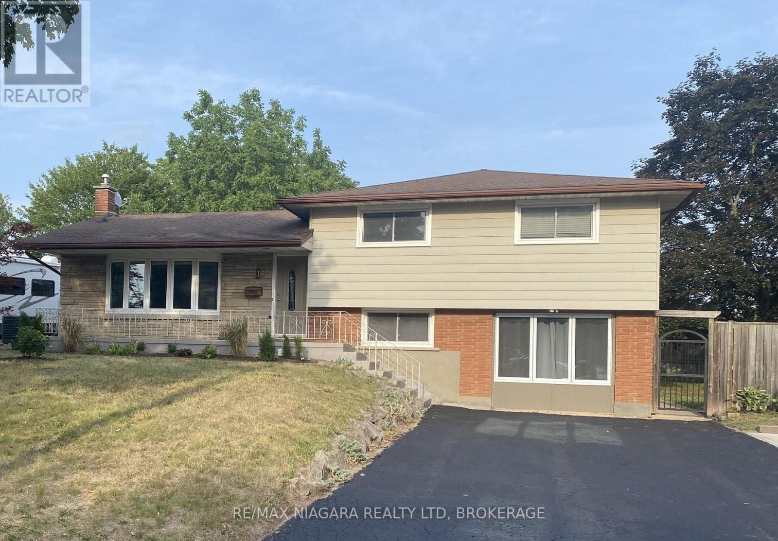 Multiplex at 1 BRADEN AVENUE, Welland (Prince Charles)