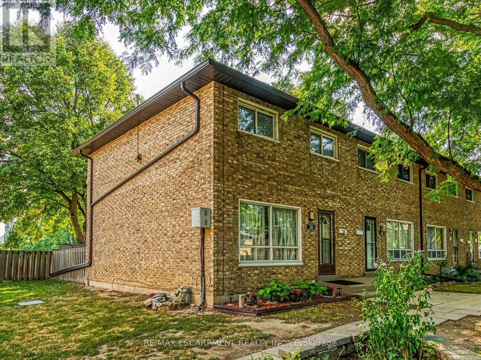 Townhouse at 18 RIVERDALE DRIVE, Hamilton (Riverdale)