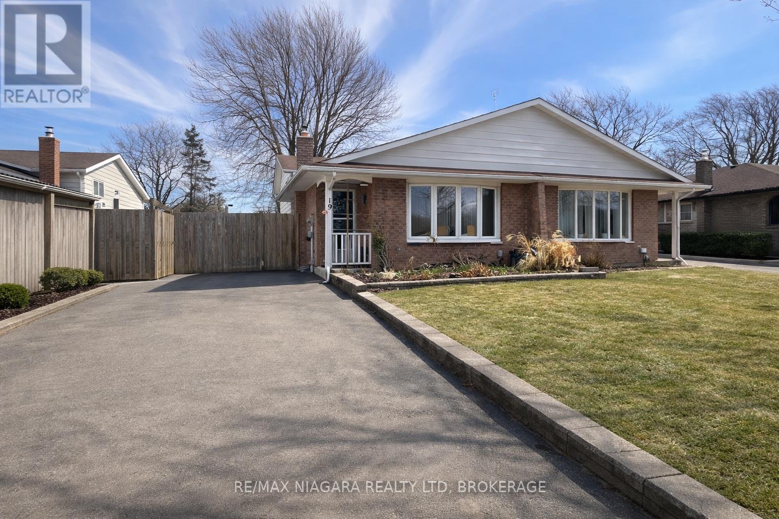 Semi-Detached/Link at 19 NOTTINGHAM COURT, Welland (N. Welland)
