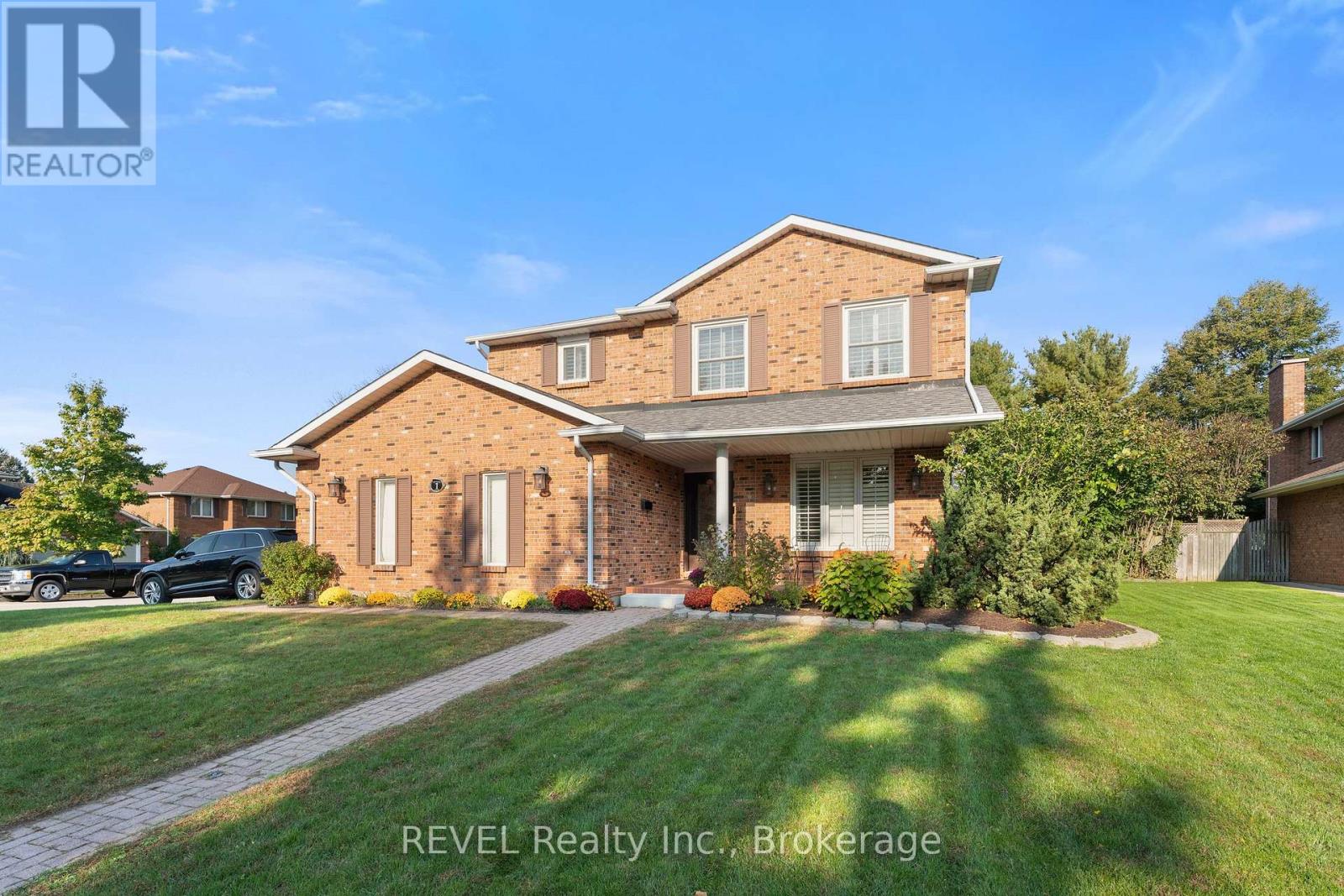 Detached at 1 SPARTAN COURT, St. Catharines (Martindale Pond)