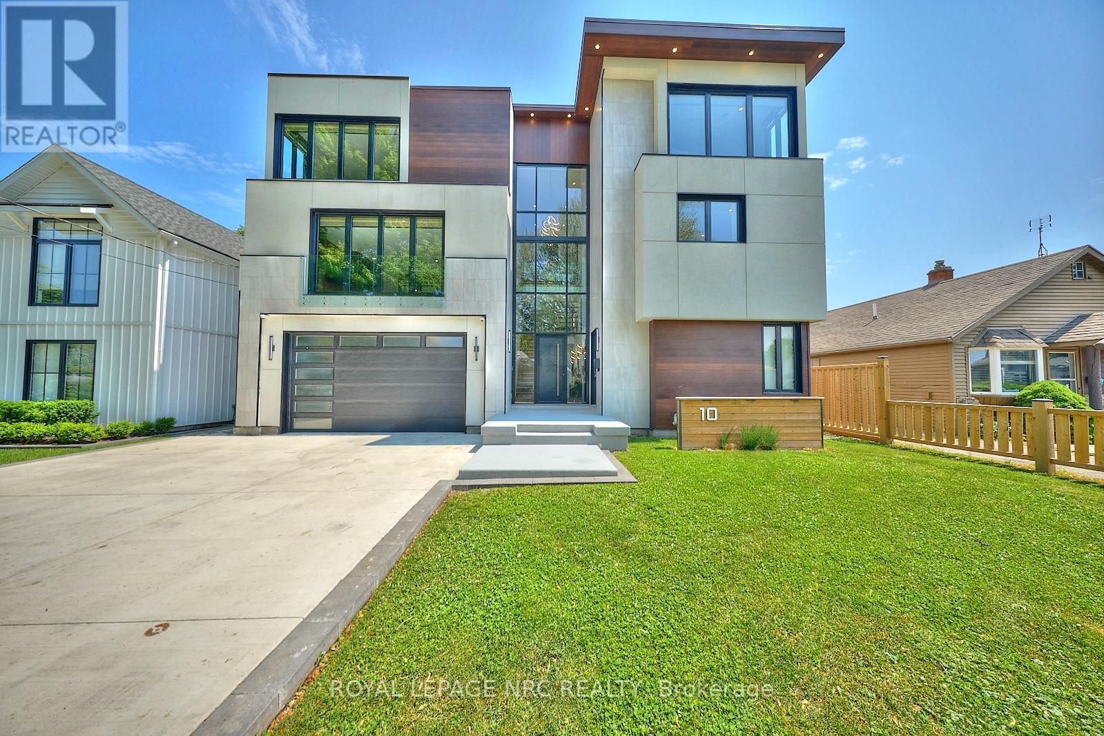 Detached at 10 PAWLING STREET, St. Catharines (Port Dalhousie)