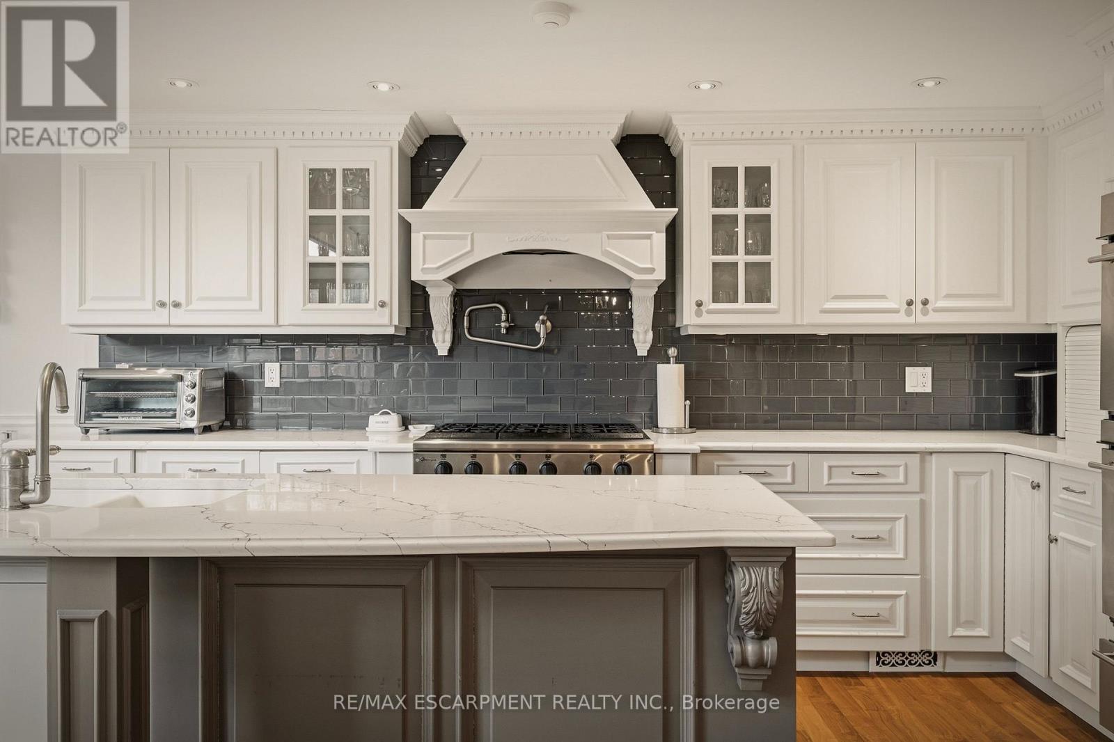 Detached at 74 OAK KNOLL DRIVE, Hamilton
