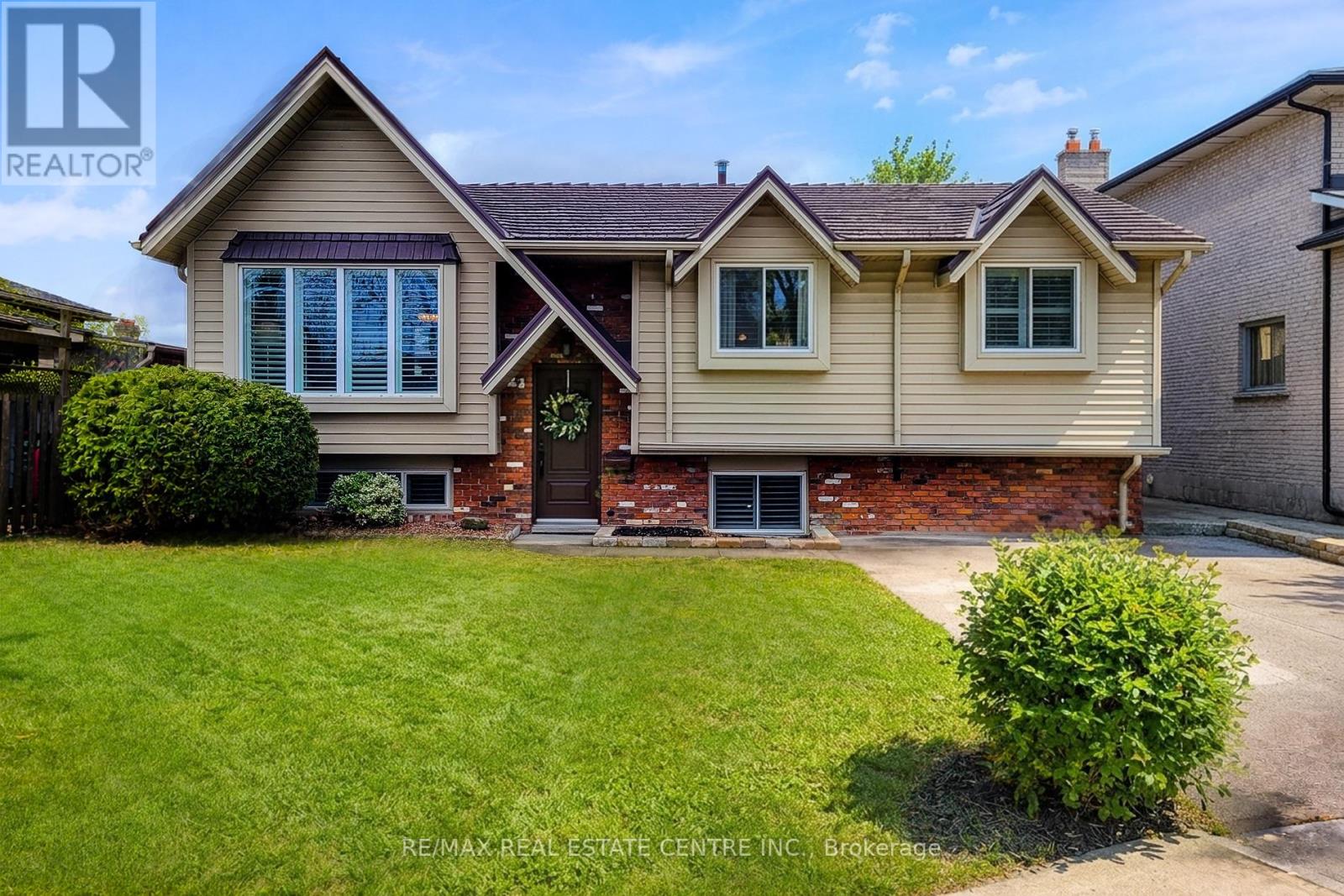 Detached at 2 ASHWOOD COURT, Hamilton (Stoney Creek)