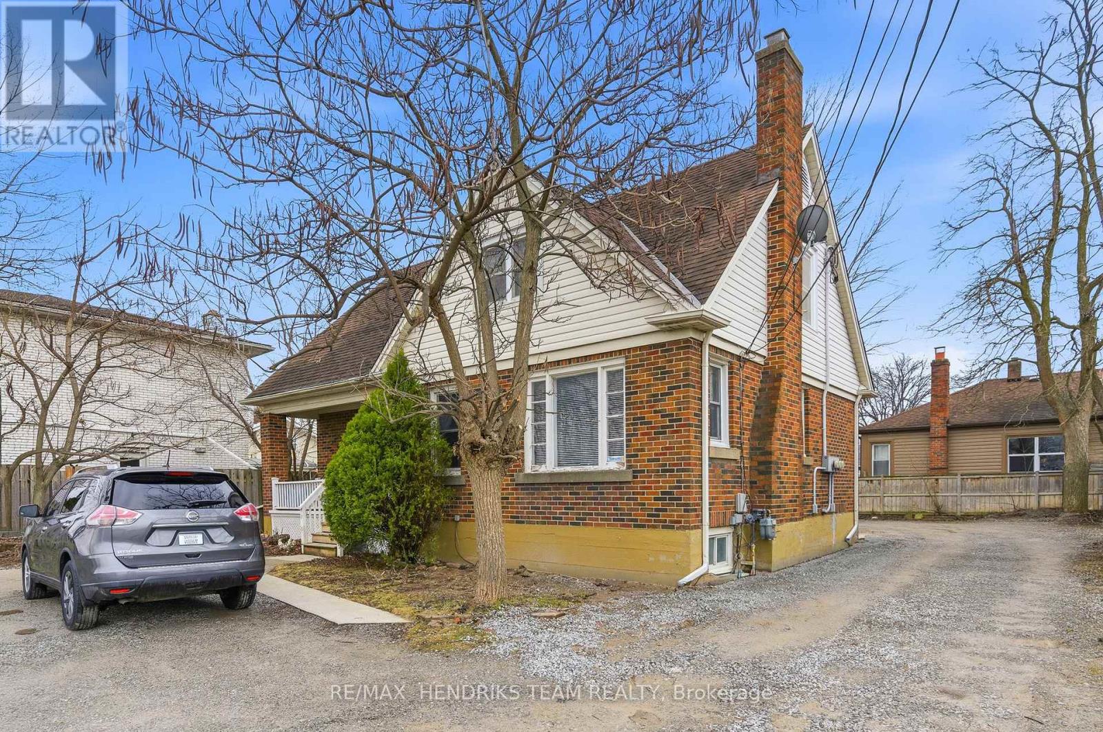 Multiplex at 140 EASTCHESTER AVENUE, St. Catharines (E. Chester)