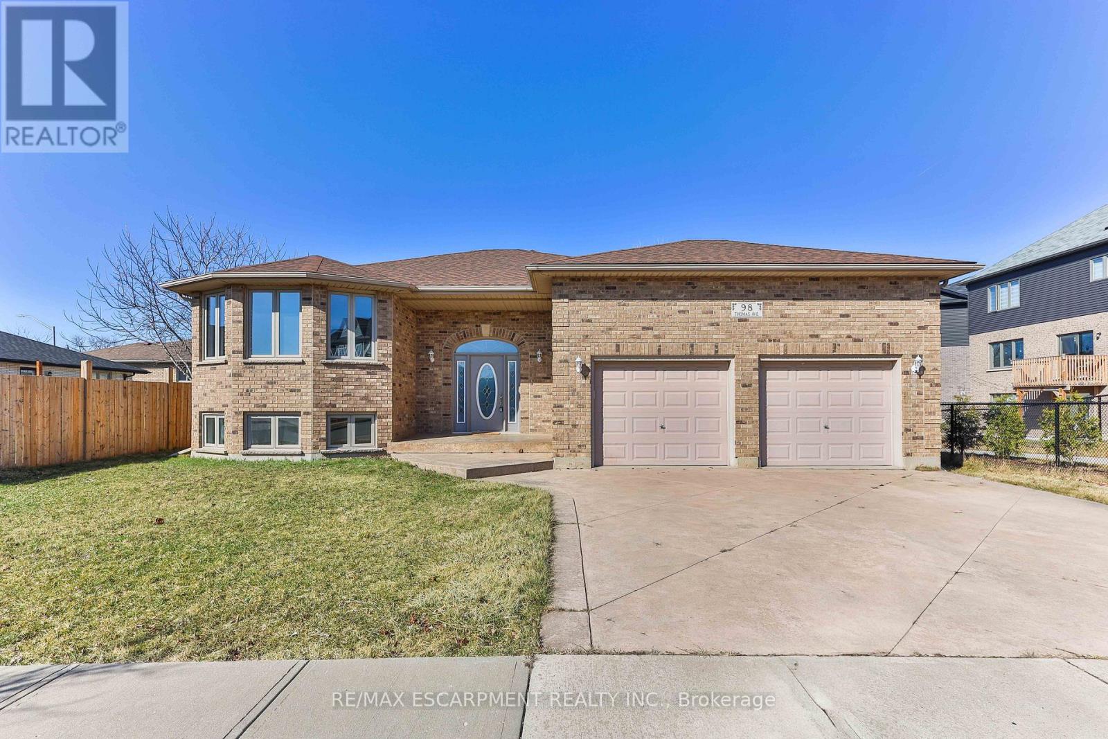 Detached at 98 THOMAS AVENUE, Brantford