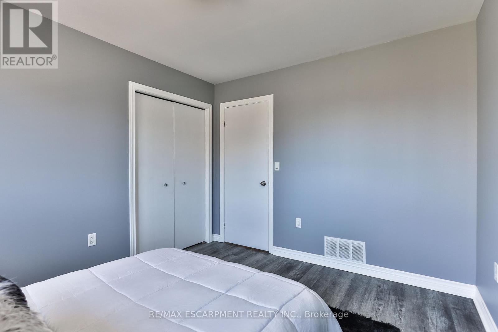 Detached at 98 THOMAS AVENUE, Brantford