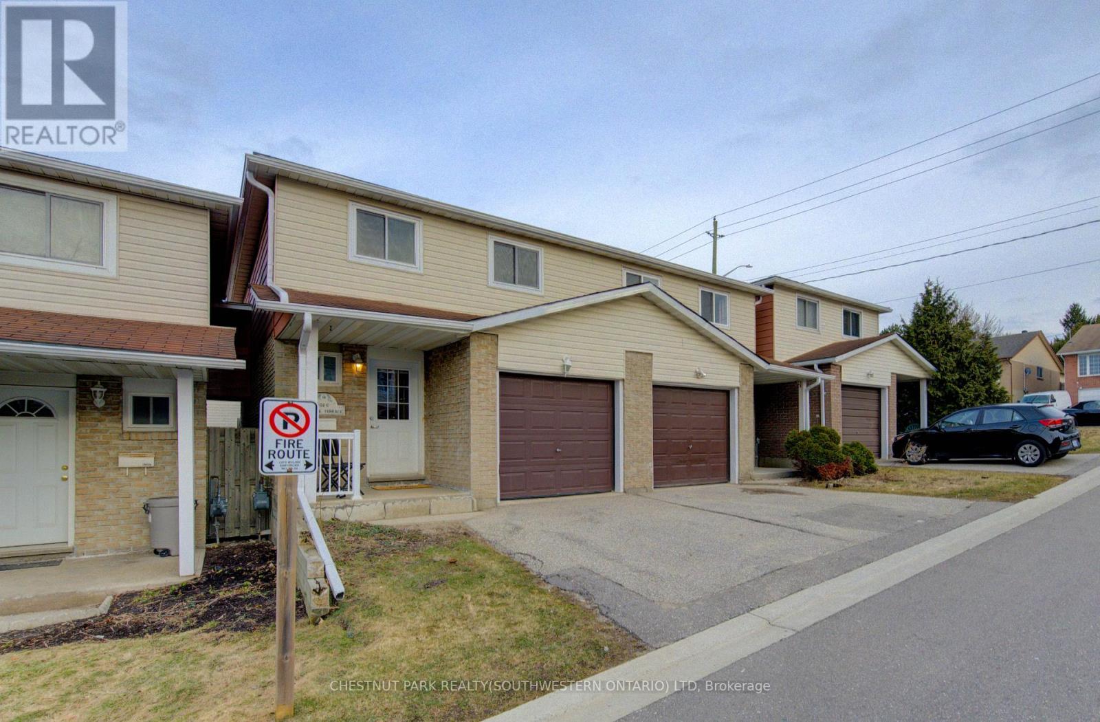 Townhouse at 302 Bluevale St N,