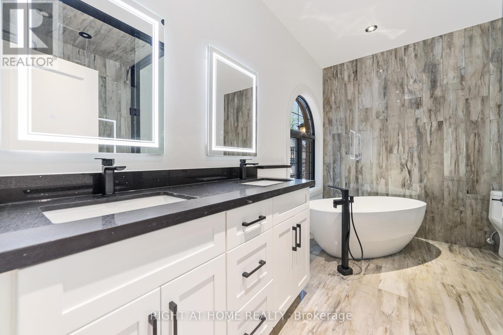 Detached at 515 HAMILTON DRIVE, Hamilton