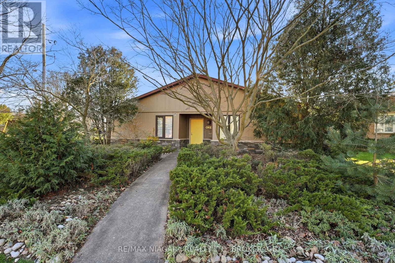 Detached at 1 SPRINGBANK DRIVE, St. Catharines (Ridley)
