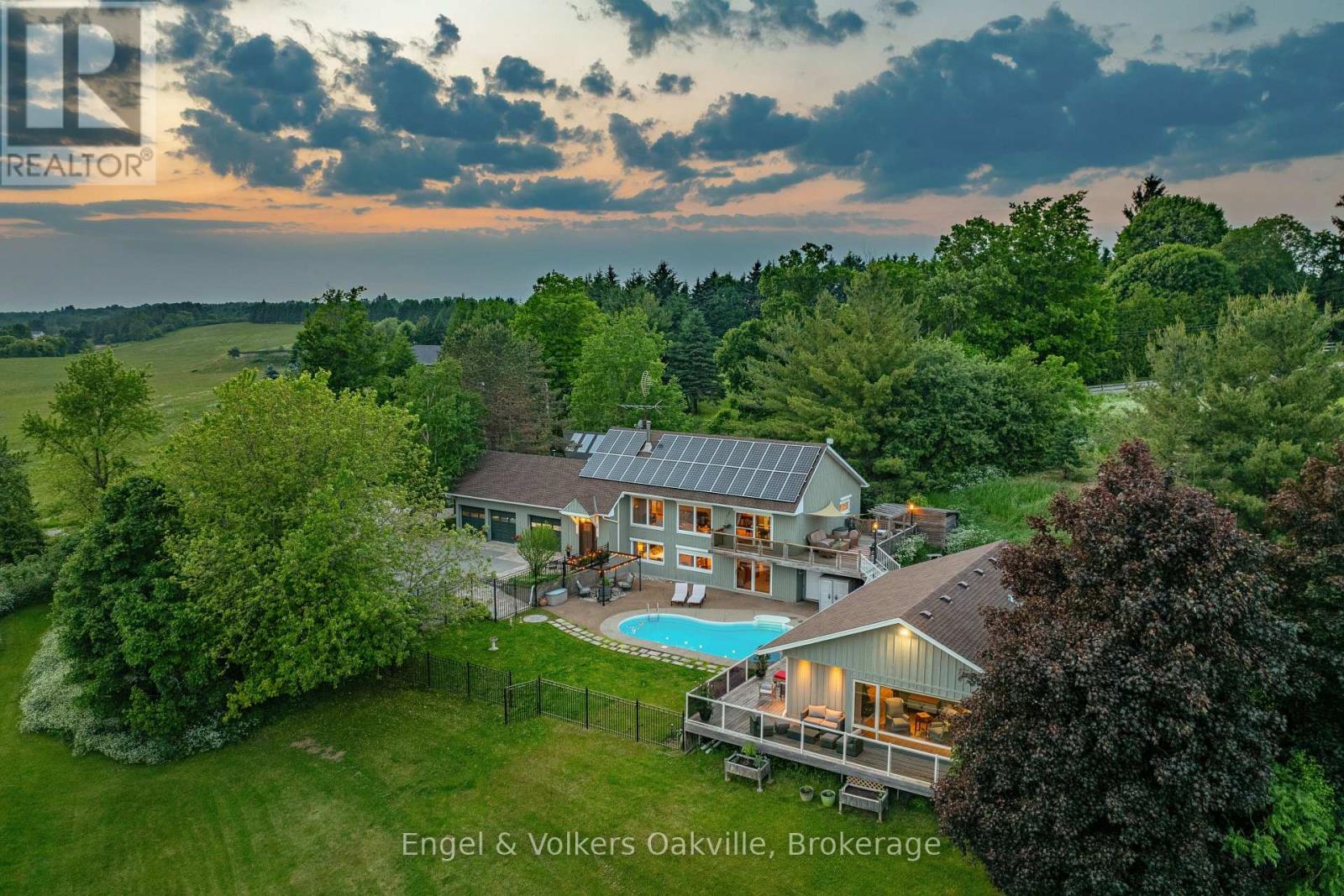 Detached at 330 MOUNTSBERG ROAD, Hamilton