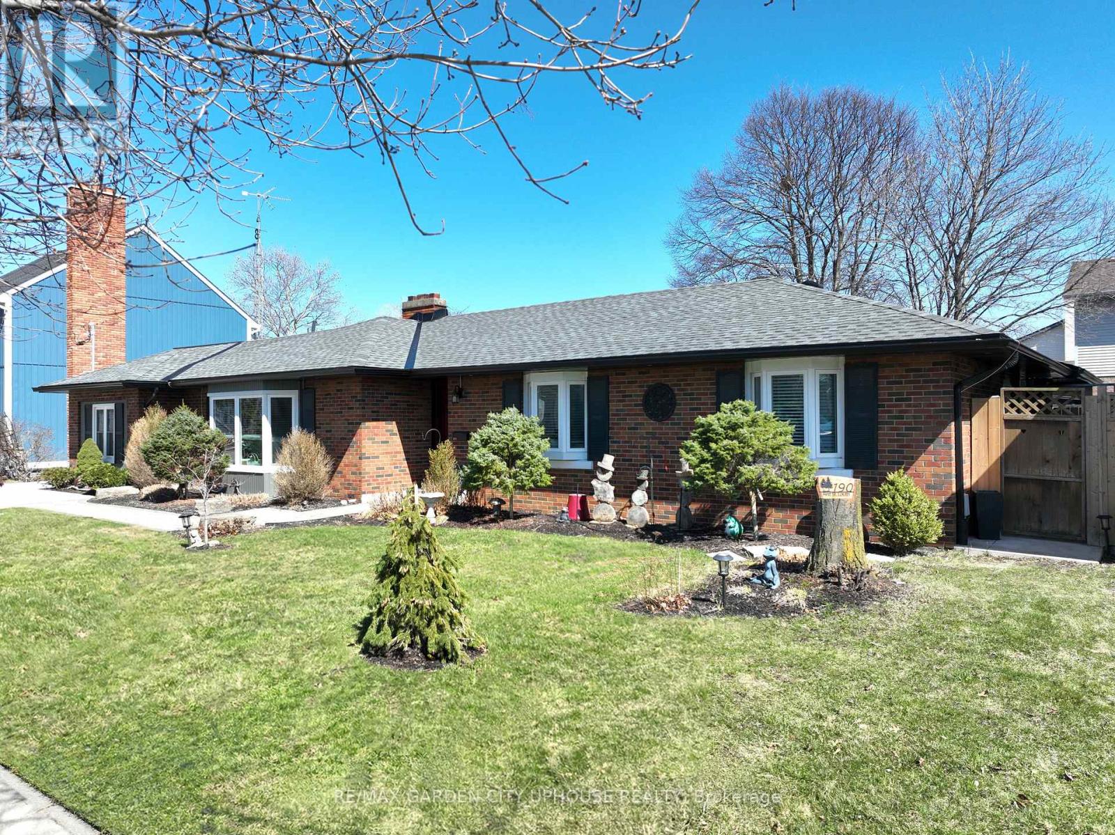 Detached at 190 FIRST STREET LOUTH STREET, St. Catharines (Grapeview)