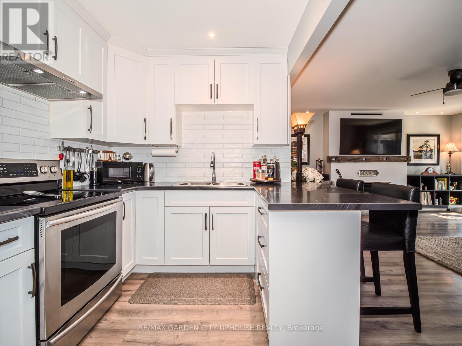 Detached at 190 FIRST STREET LOUTH STREET, St. Catharines