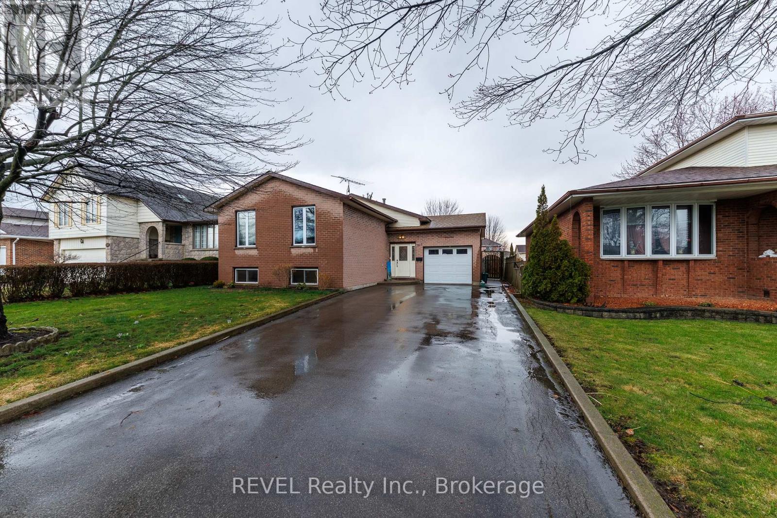 Detached at 323 BARRICK ROAD, Port Colborne (Main Street)
