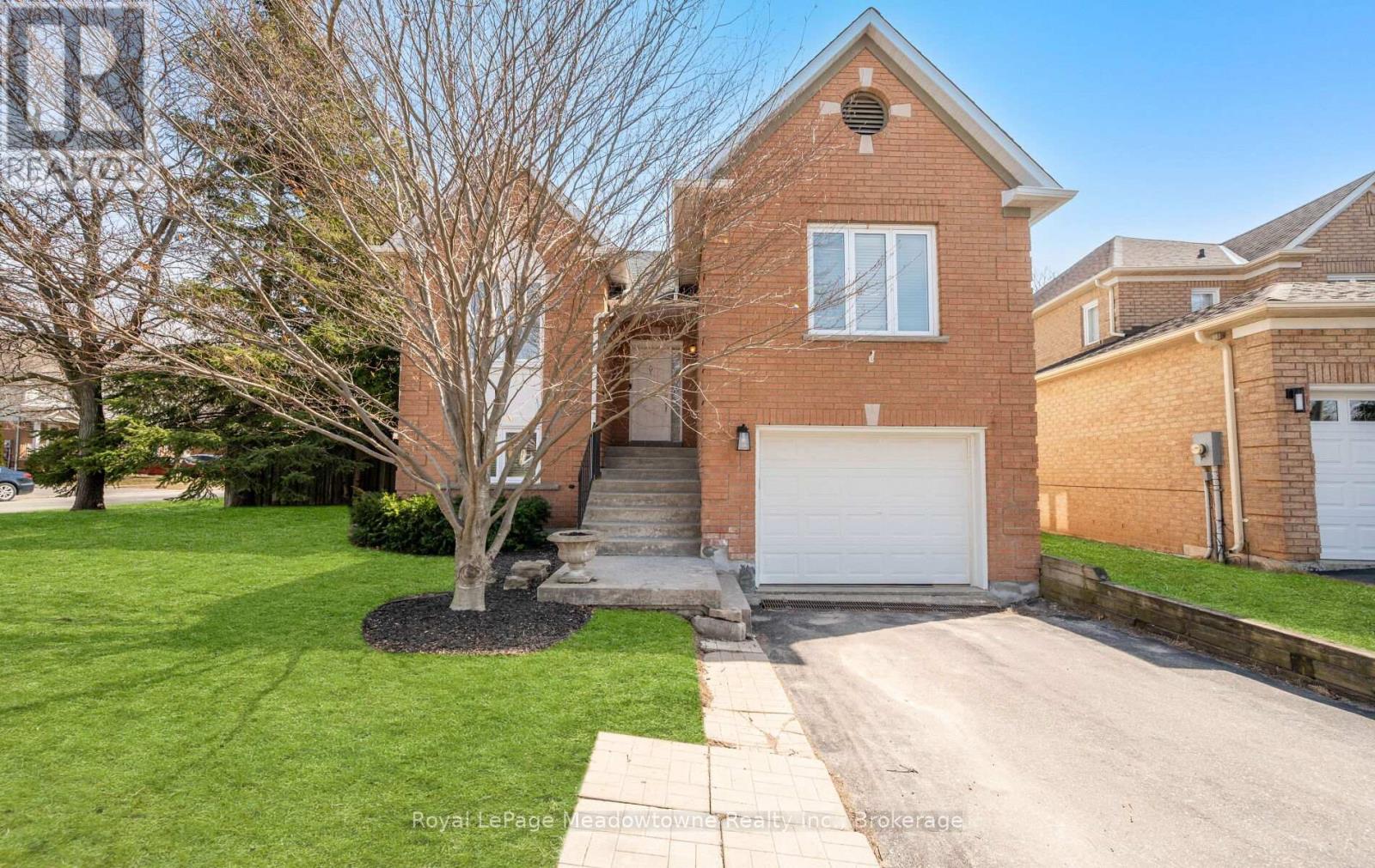 Detached at 3 HOUNDTRAIL DRIVE, Hamilton (Waterdown)