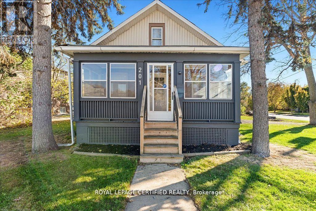 Detached at 201 STATION STREET, Belleville (Belleville Ward)