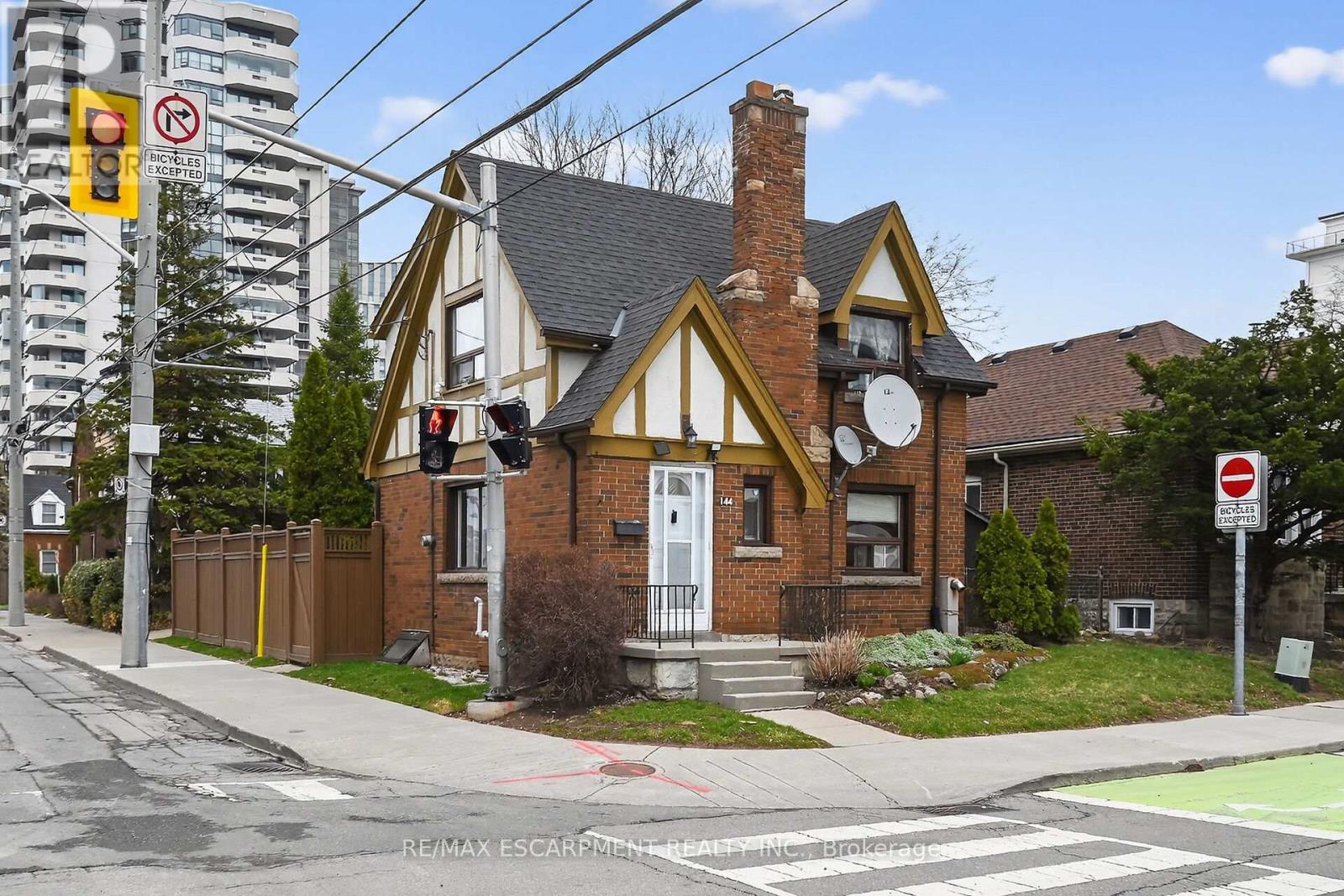 Detached at 144 HUNTER STREET W, Hamilton (Durand)