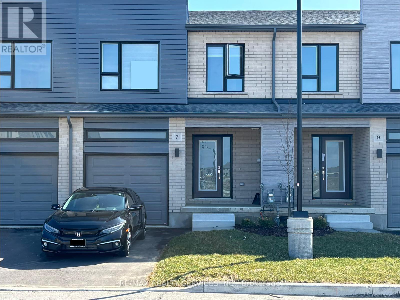 Townhouse at 7 PIN OAK COMMON, Cambridge