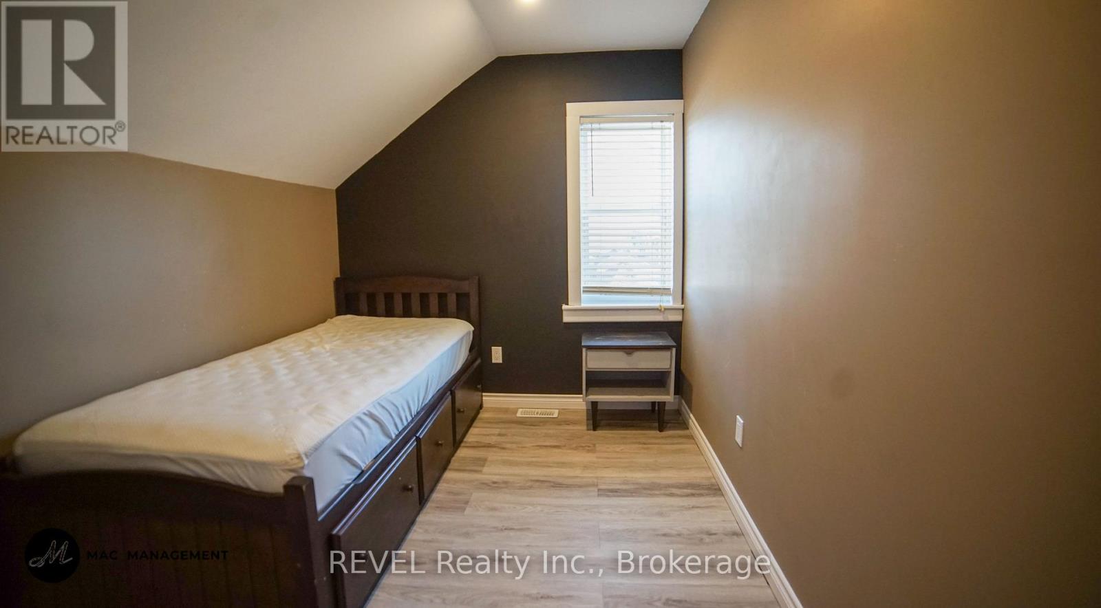 Detached at 32 EDMUND STREET, St. Catharines