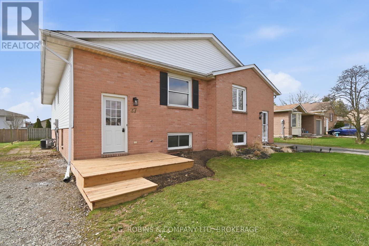 Semi-Detached/Link at 27 BRIARSDALE CRESCENT, Welland (N. Welland)