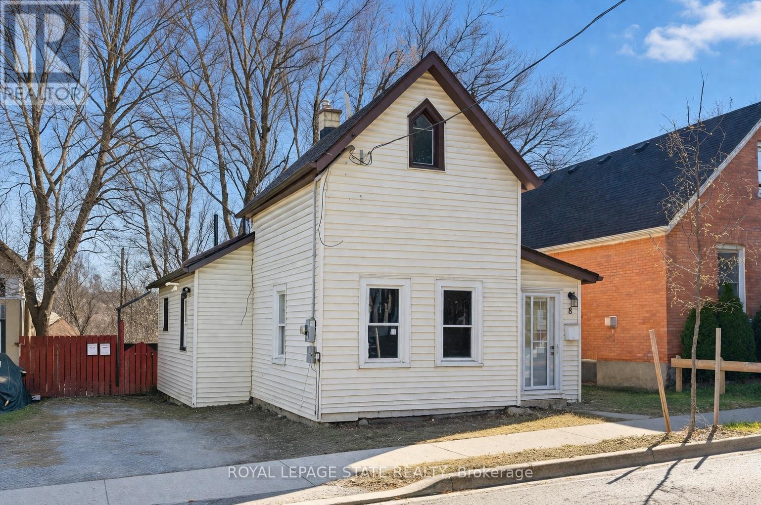 Multiplex at 8 TASKER STREET, St. Catharines (E. Chester)