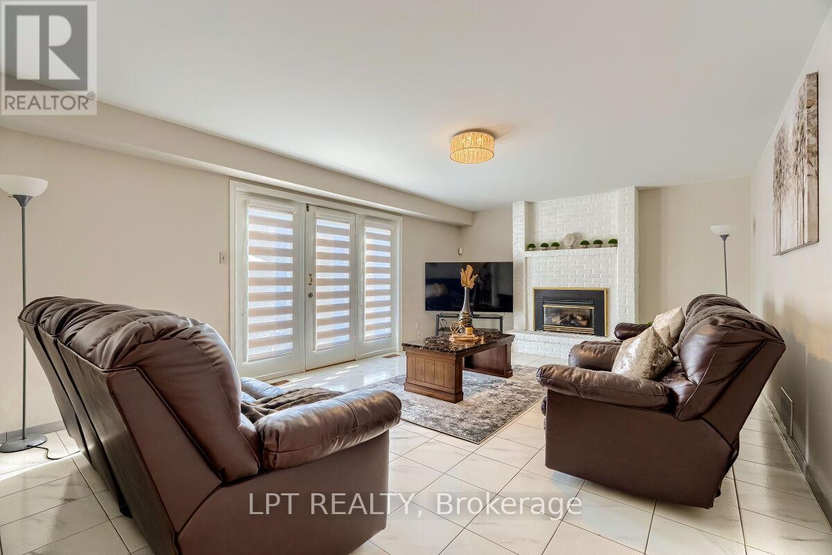 Detached at 16 VOGUE COURT, Hamilton