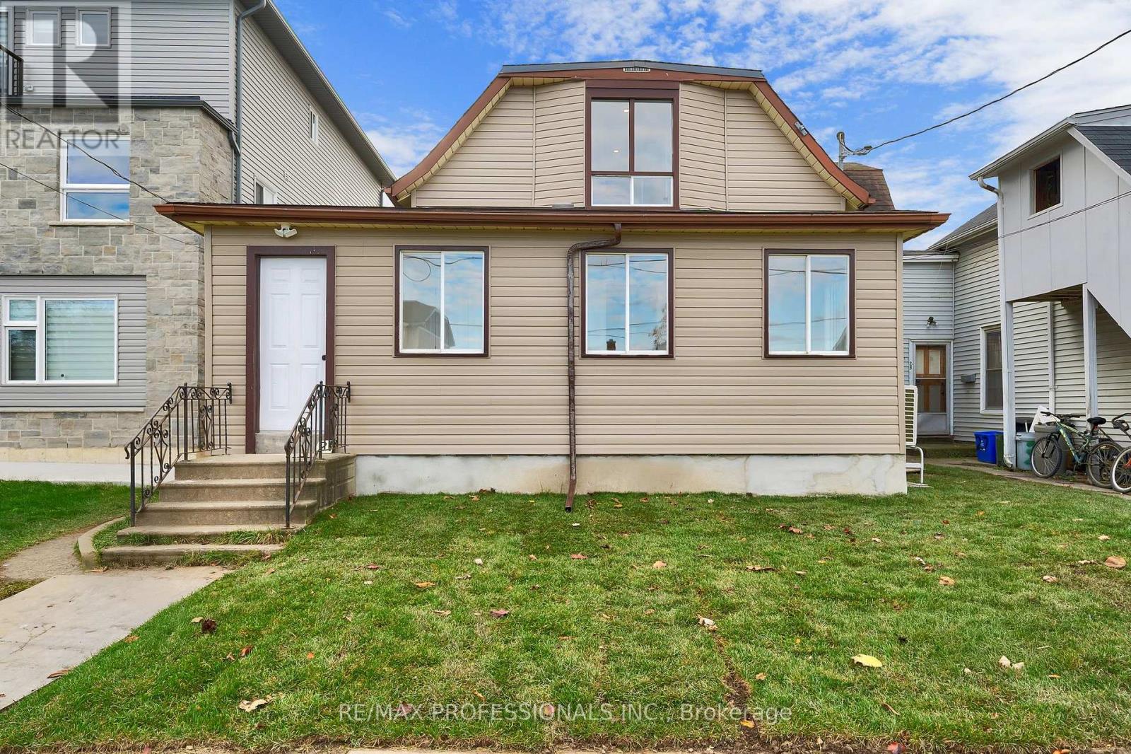 Multiplex at APARTMENT B - 27 OAKDALE AVENUE, St. Catharines (Oakdale)