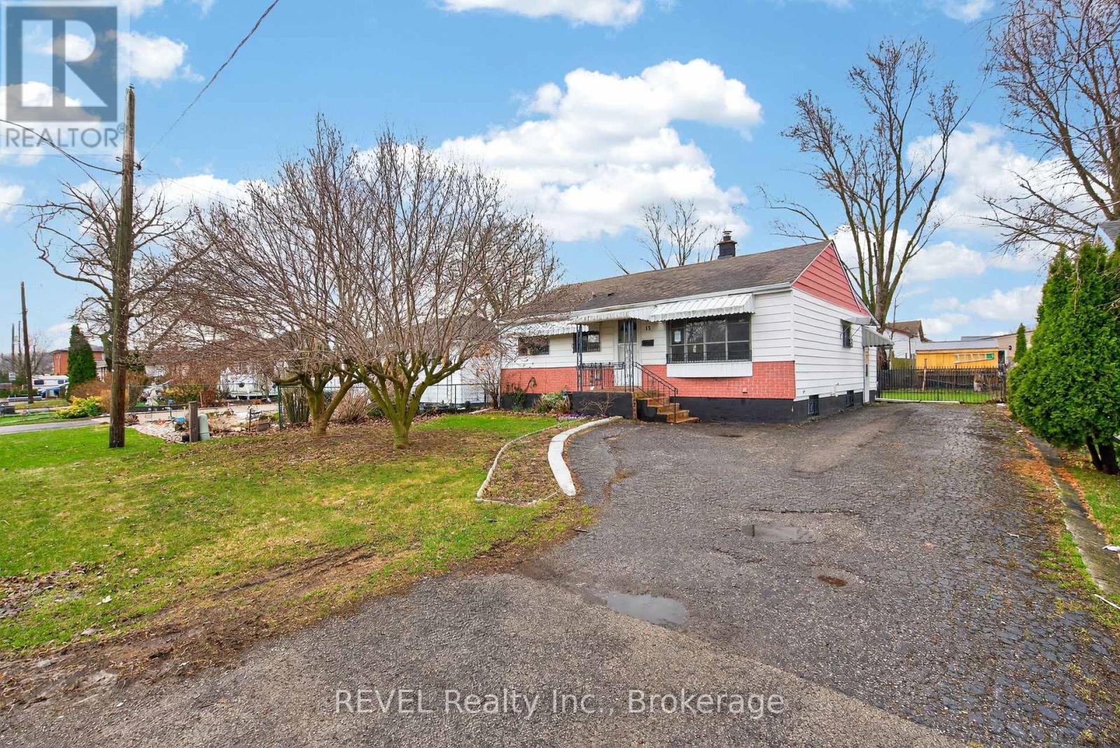 Detached at 15 VERA STREET, St. Catharines (Western Hill)