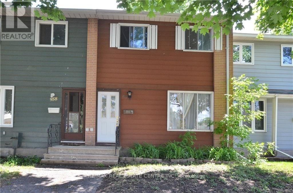 Townhouse at 960 MEADOWLANDS DRIVE, Ottawa