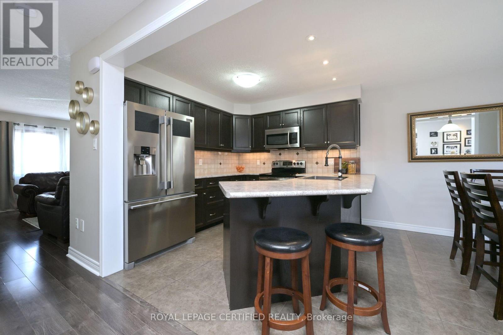 Detached at 102 OAKES CRESCENT, Guelph