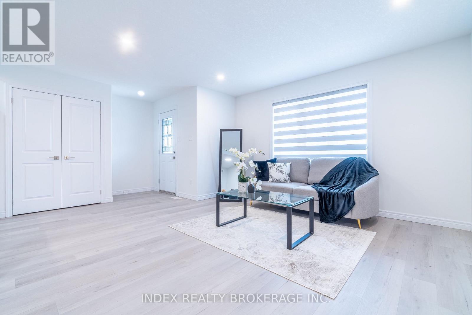 Townhouse at 4 - 29 SCHUYLER STREET, Brant