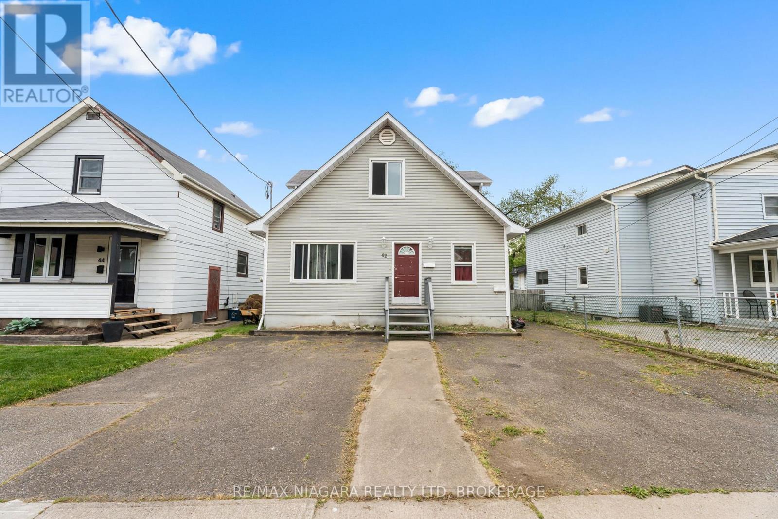 Multiplex at 42 VINE STREET, St. Catharines (E. Chester)