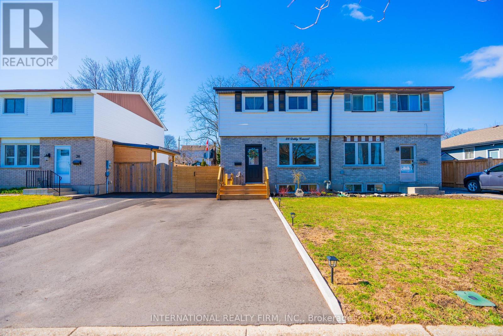 Semi-Detached/Link at 28 DEBBY CRESCENT, Brantford